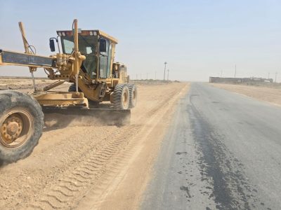 استمرار أعمال الإكساء بمقطع العبرة الانحدارية للطريق الحولي الرابط بين جصان–بدرة